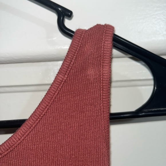 cropped tank top - Picture 2 of 5